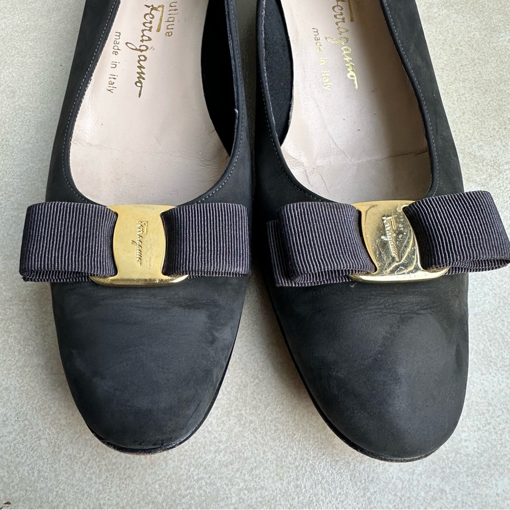 Vintage Salvatore Ferragamo Women’s Black Suede Bow Kitty Heel Pumps 11 - Picture 3 of 8